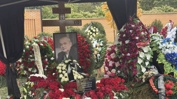 274d02050415df76ff85f6a8a5dc7f51 Главреда «Вечерней Москвы» Александра Куприянова похоронили на Троекуровском кладбище