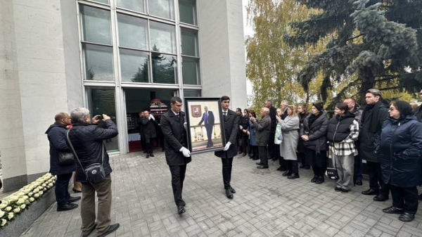 f333685f4b63e6f4b5ef6223a17e6e09 Главреда «Вечерней Москвы» Александра Куприянова похоронили на Троекуровском кладбище